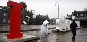De to bogstaver der blev fjernet udgør sammentrækningen mellem I am, og Amsterdam således at der kun stod I sterdam I sterdam